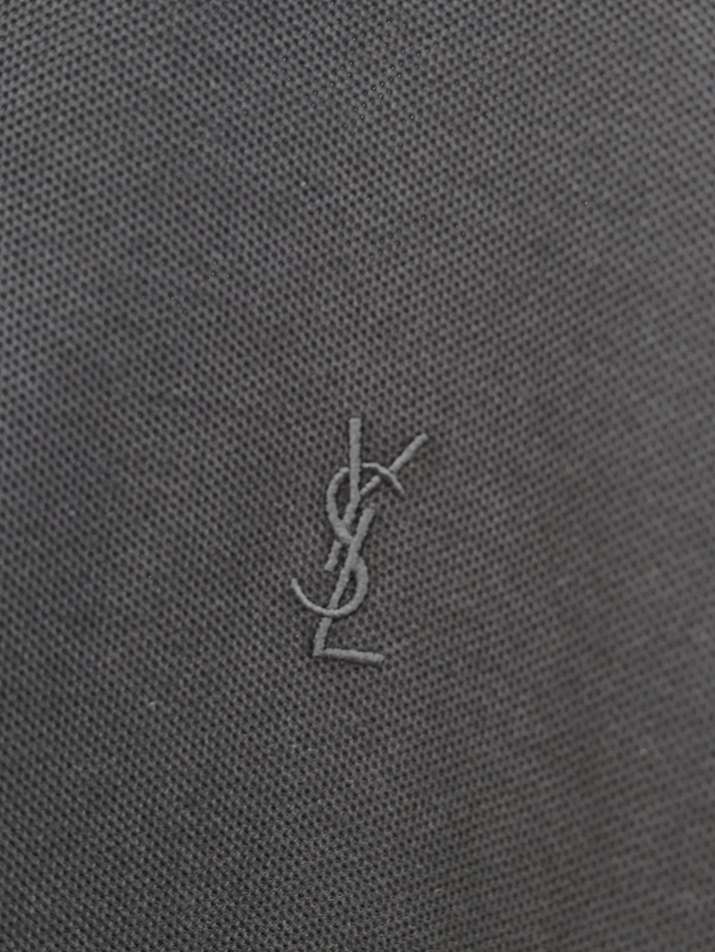 P270 Saint Lauren*/Saint Laurent's new YSL logo embroidered POLO shirt. Customized pique fabric, 98 cotton 2 spandex, weight 270 grams. Imported machine embroidery technology, using advanced computer control system and precision mechanical components. The overall wiring is straight and delicate, and the fabric is comfortable and soft. The color is consistent and has no color difference. It can be matched with the same style to create a fashionable look. It can handle various occasions, customized accessories, and three complete sizes. Size: S/M/L